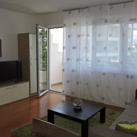 App 2+2 Nizic Apartament *