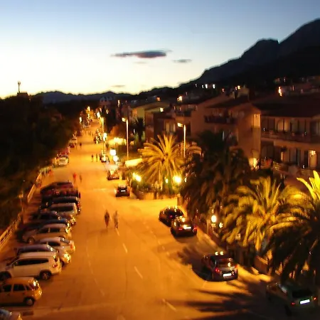 App 2+2 Nizic מאקרסקה